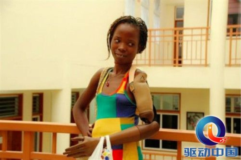 温情！海地一断臂妈妈获得3D打印手臂