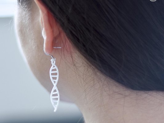 一世情的许诺：3D打印DNA耳坠