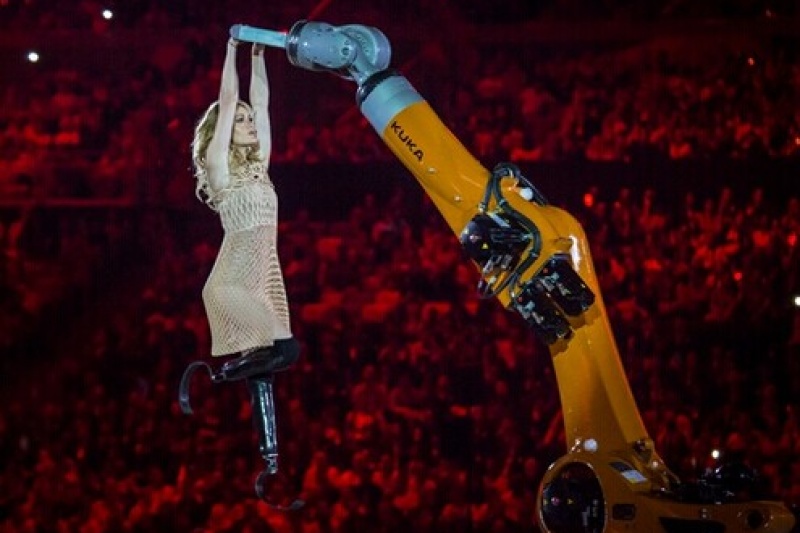 滑雪运动员Amy Purdy身穿3D打印裙惊艳残奥会开幕式