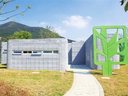 盈创在风景区建了一栋别致的3D打印厕所