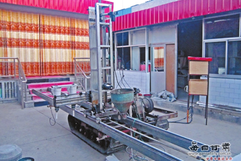 甘肃静宁果农发明建筑打印机 水泥做原料3D打印院墙