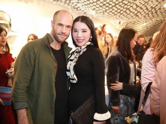 年轻美女总裁余晚晚，投资了Bottletop一家全新3D打印店铺