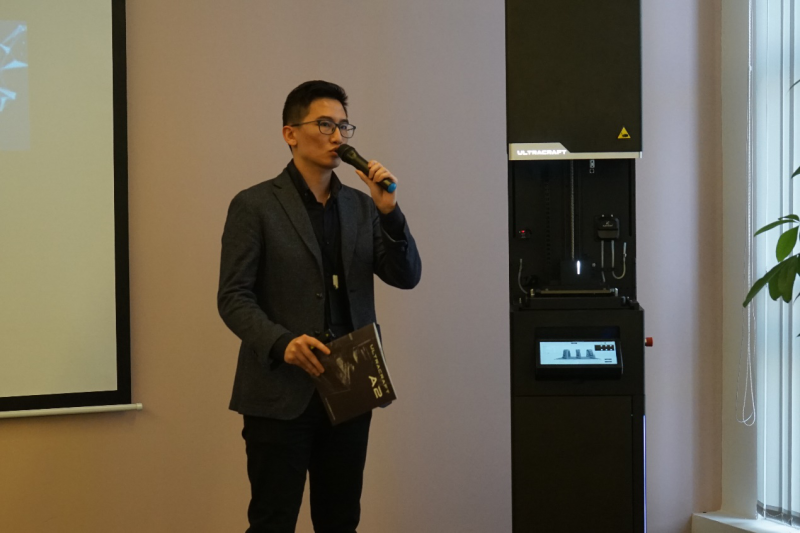 做3D打印耳机的黑格科技发布国内首台自主研发DLP工业级柜式3D打印机