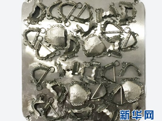 国内首台义齿双激光金属3D打印机亮相