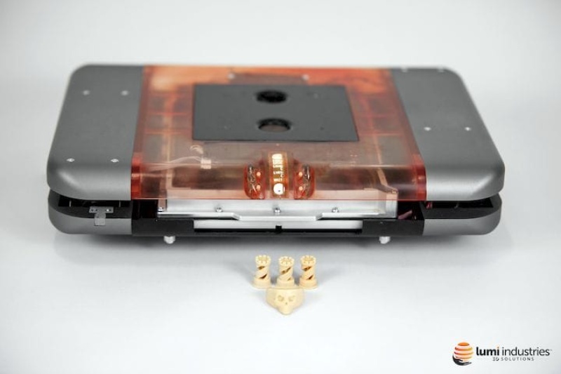 只有平板电脑大小，平板电脑作为光源，这台3D打印机能打超精细部件