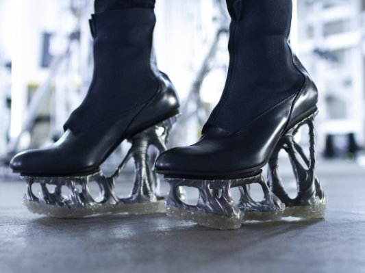 没错，这双无形可生成高跟鞋也是3D打印的