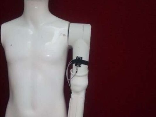 英工程师研发首个3D打印、传感器操控假肢 专为两岁以下幼儿设计
