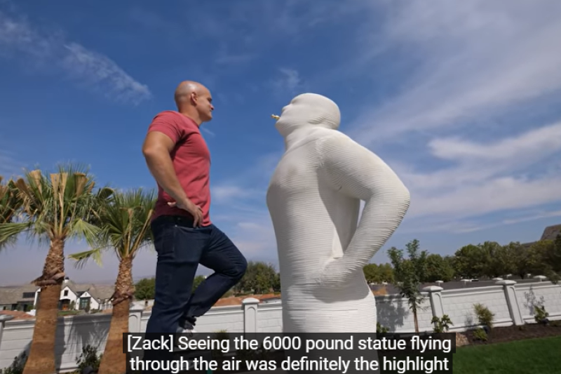 3D打印一个6000磅自己的雕像放在朋友后院