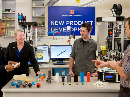 奥巴马总统参观校园3D打印技术研究项目