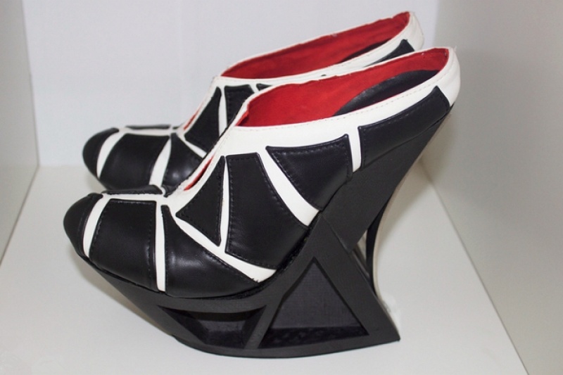 售价高达1000欧元的碳纤维3D打印鞋子