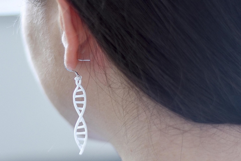 一世情的许诺：3D打印DNA耳坠