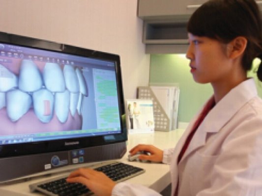 探秘中国最大的3D打印隐形牙套基地——时代天使