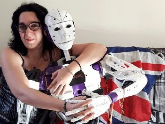 法国女子爱上3D打印机器人  想和“他”结婚惹争议
