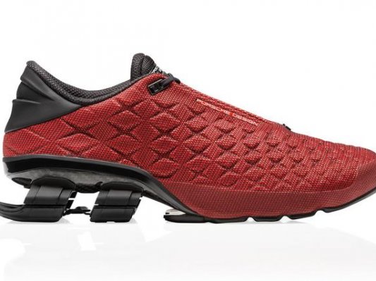阿迪联手保时捷3D打印跑鞋，碳纤维反弹设计的鞋底