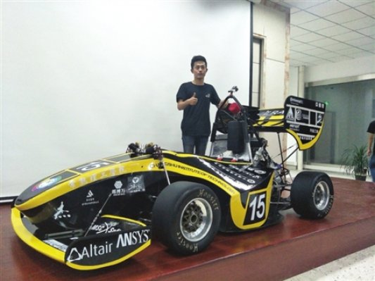 全碳纤维车身 3D打印进气系统，江苏40名大学生手工造“牛”车