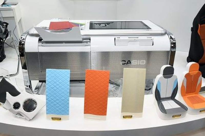 卡西欧的2.5D打印是什么？在纸板上打印出皮革、织物纹理