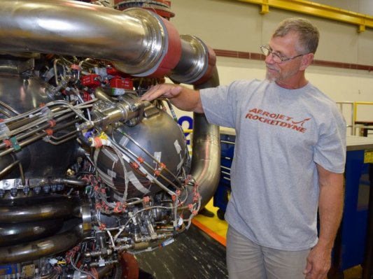 NASA点火测试最大的3D打印火箭引擎部件，计划2022年至2023年飞向火星